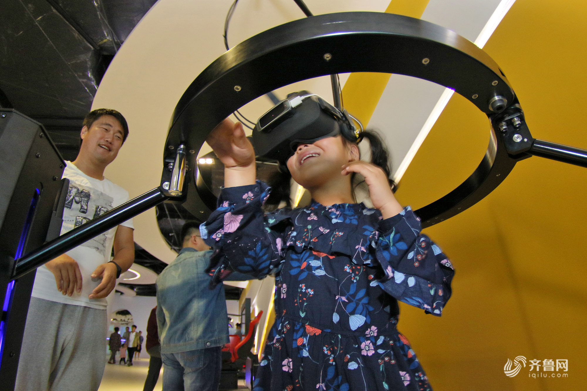 烟台市民VR体验馆里乐享假期 体验虚拟现实世界