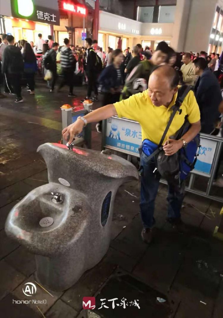 这就尴尬了！外地游客说济南街头的泉水直饮点是“摆设”