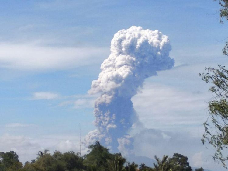 印尼苏拉威西岛震后火山爆发 火山灰直冲4千米高