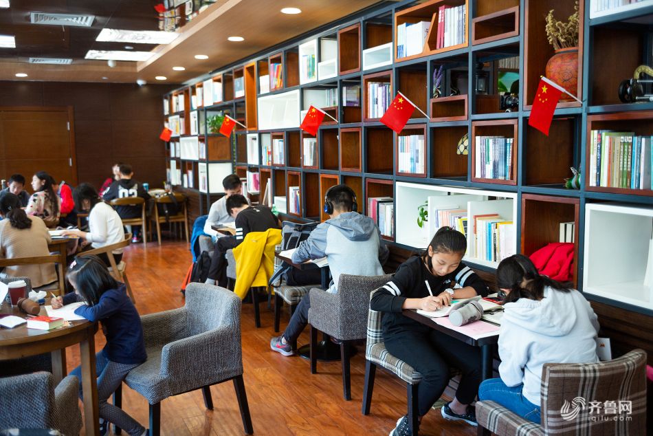 济南:国庆假日 学生读书学习"充电"忙