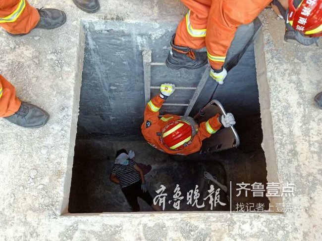 一位妇女不慎坠入建筑井坑内，济南消防官兵悬绳救援