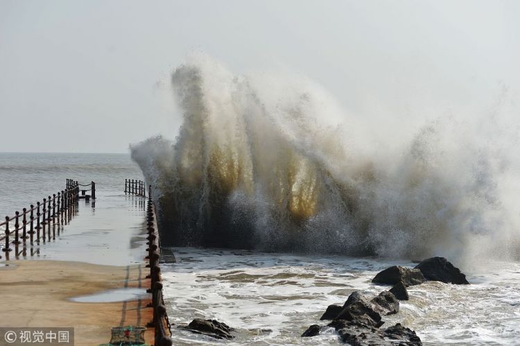 台风“康妮”影响青岛 海边掀巨浪