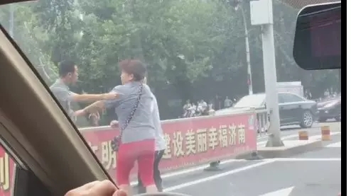 济南街头俩老人追打小伙视频疯传！警方刚刚回应了