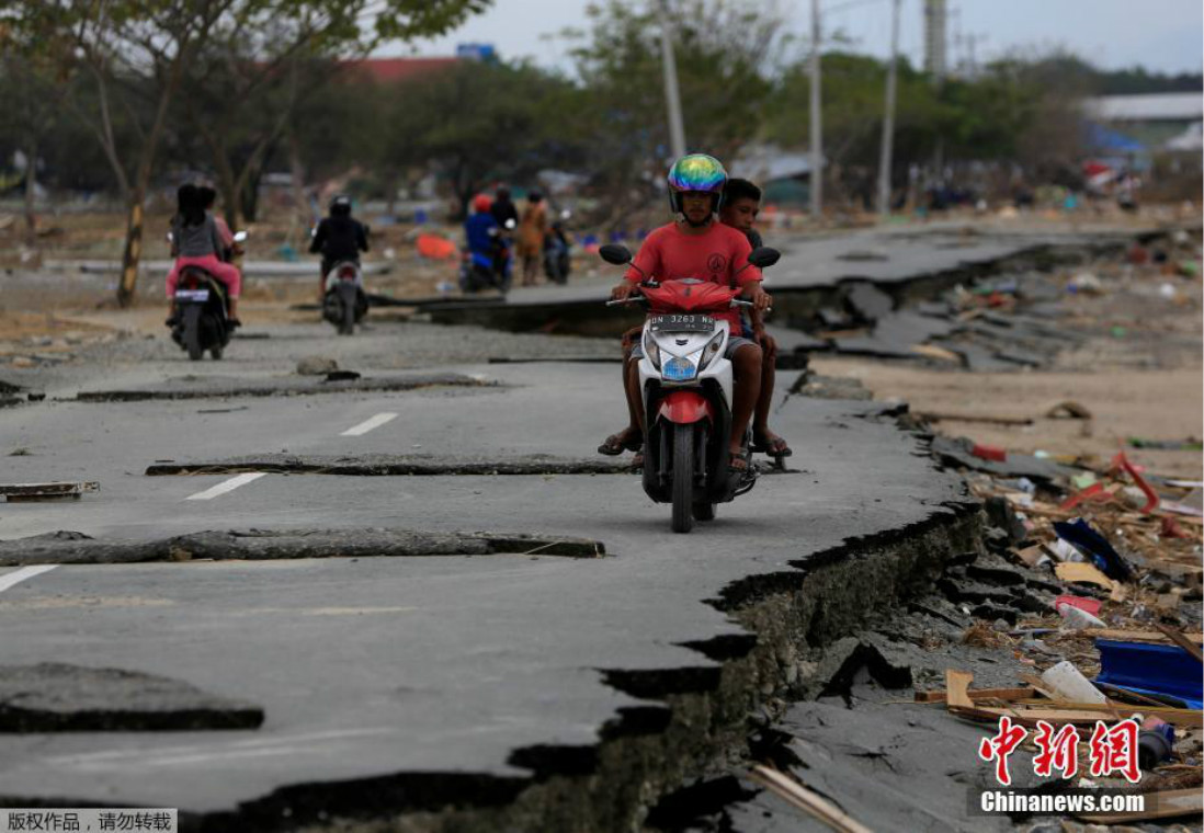 印尼地震海啸致受损严重 大桥坍塌成“麻花”