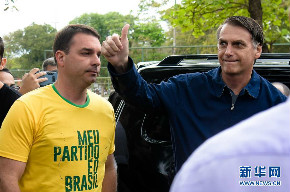 巴西总统选举投票开始 竞选紧张激烈