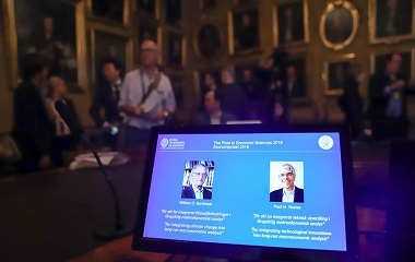 2018年诺贝尔经济_...罗默,以表彰他们在可持续经济增长研究领域做出的突出贡献. -今...(2)