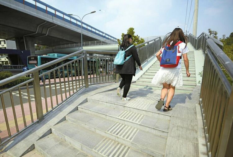 二环东路新过街天桥直通BRT站台