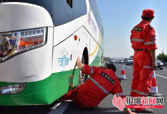 临沂高速：客车高速路上抛锚 养护人员及时救助