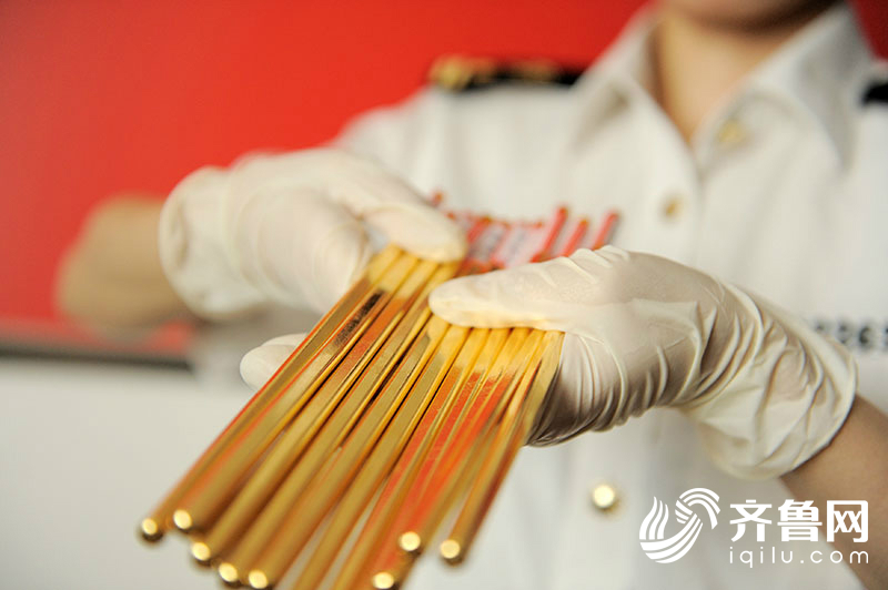 9月5日，青岛海关关员展示查获的走私黄金制品。（张进刚--刘婧--摄2）电话--13854260100