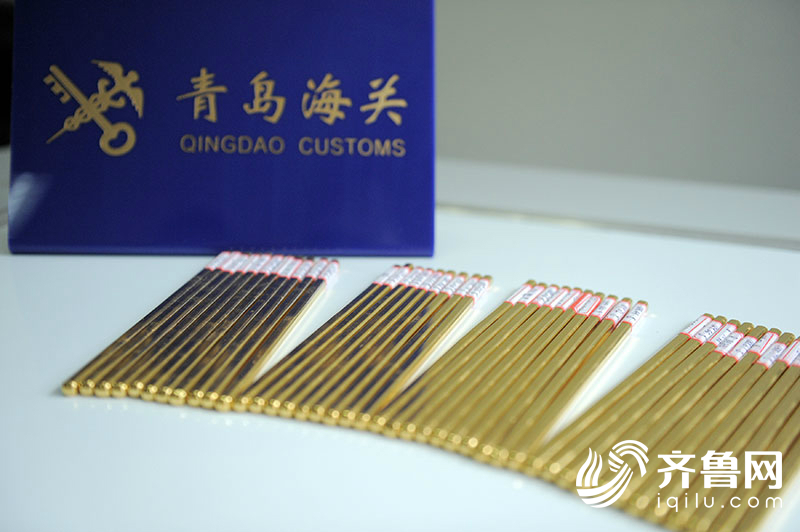 9月5日，青岛海关关员展示查获的走私黄金制品。（张进刚--刘婧--摄3）电话--13854260100