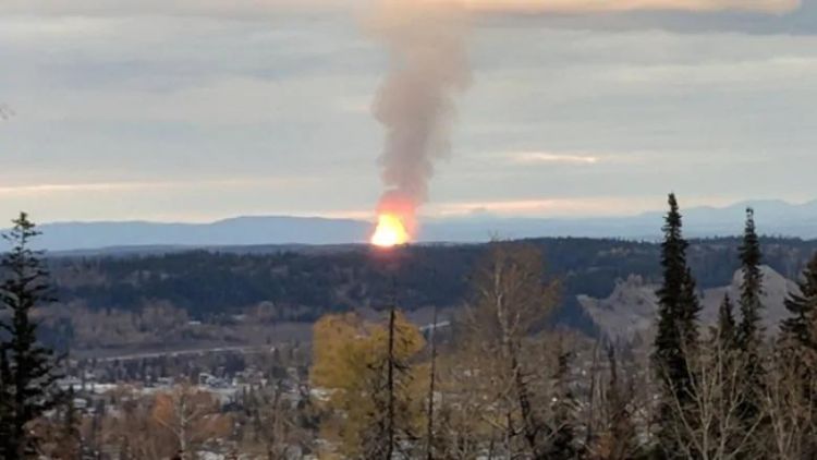 加拿大一燃气管道发生爆炸 现场火光冲天