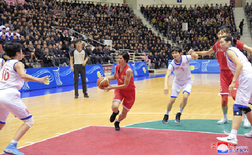 中朝女篮在平壤举行混合赛 姚明亮相赛场