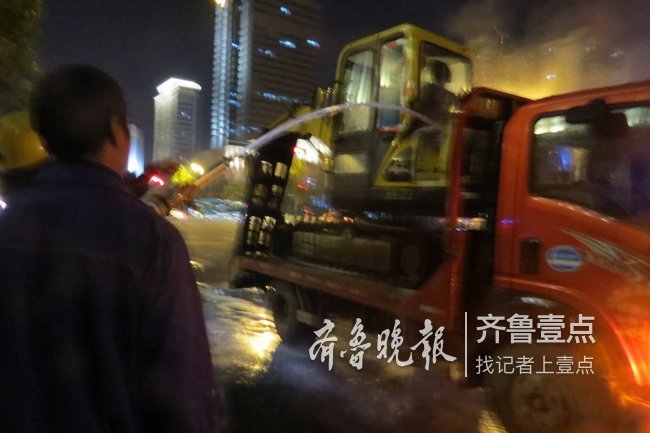 济南经十路上一挖掘机昨夜突然起火！消防紧急救援