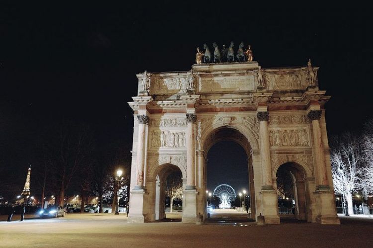 巴黎卢浮宫凯旋门为筹集捐款 以进行修葺工作