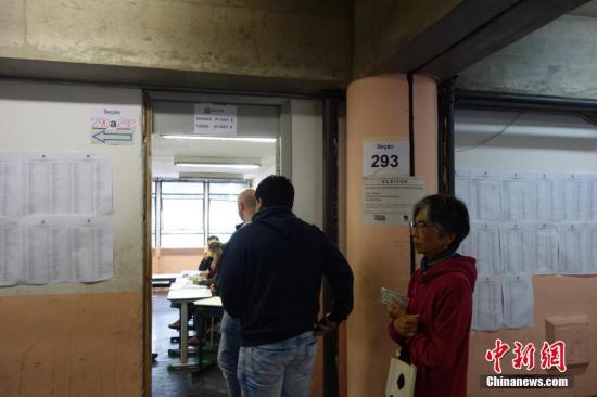 巴西总统选举第一轮后首次民调：右翼候选人领先