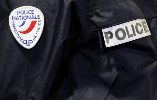 巴黎街边男子被路桩戳伤 警方疑似偷拍事故影像