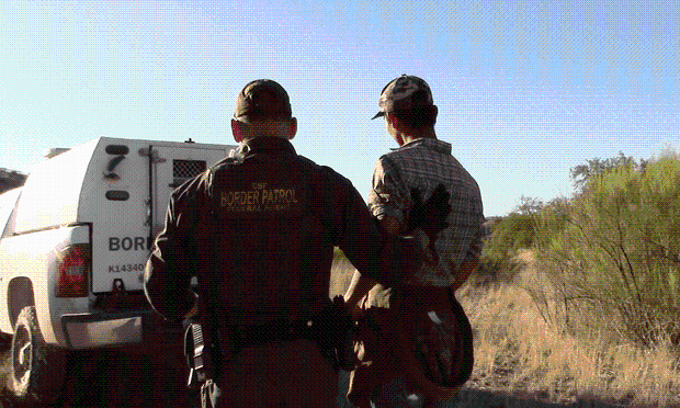1400名非法移民被弃在美国沙漠 边境官员称震惊