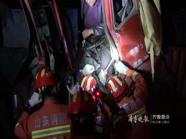 两货车追尾司机被困驾驶室，莱芜消防员拆车营救