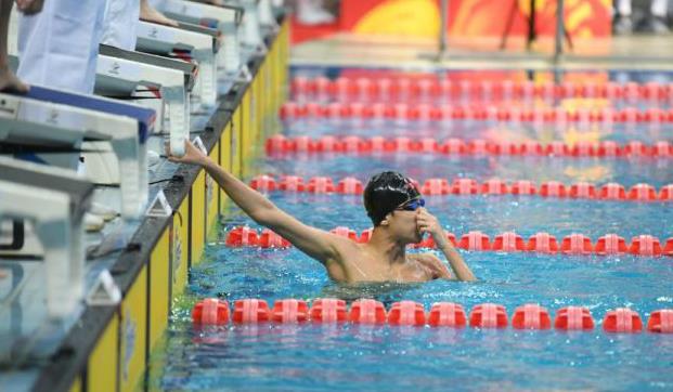 组图：省运会泳池再起“新波澜” 淄博选手创造新纪录