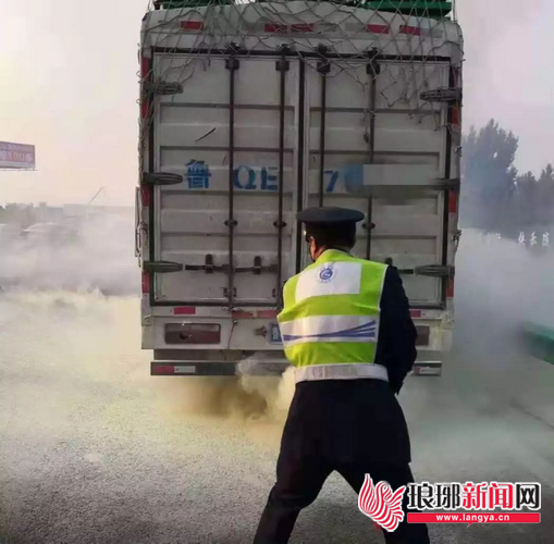 临沂高速：一货车高速入口起火 收费人员紧急救援