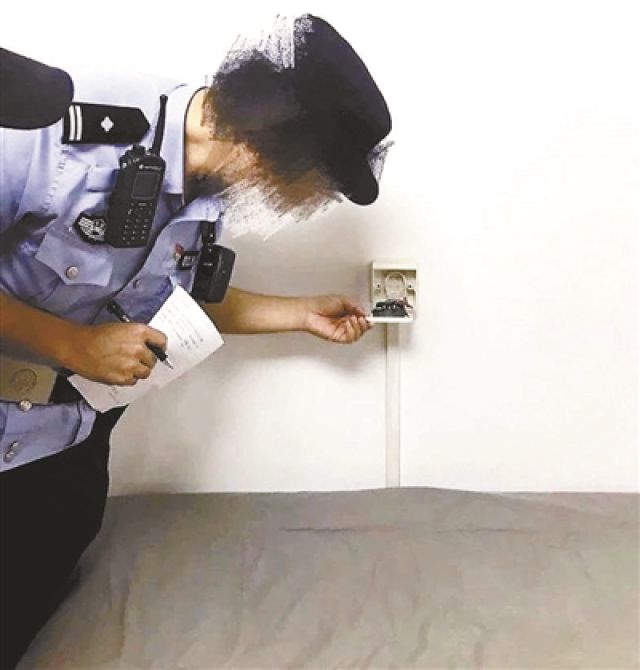 床边插座上有“奇怪的小孔”？ 租客自如房内发现摄像头