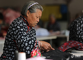 临沂：农村妇女手工缝制“沂蒙小棉袄” 助力致富脱贫