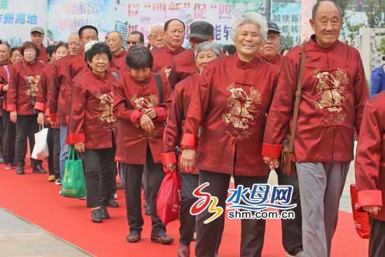 99对老人庆“金婚”重阳节烟台举办丰富多样的庆祝活动