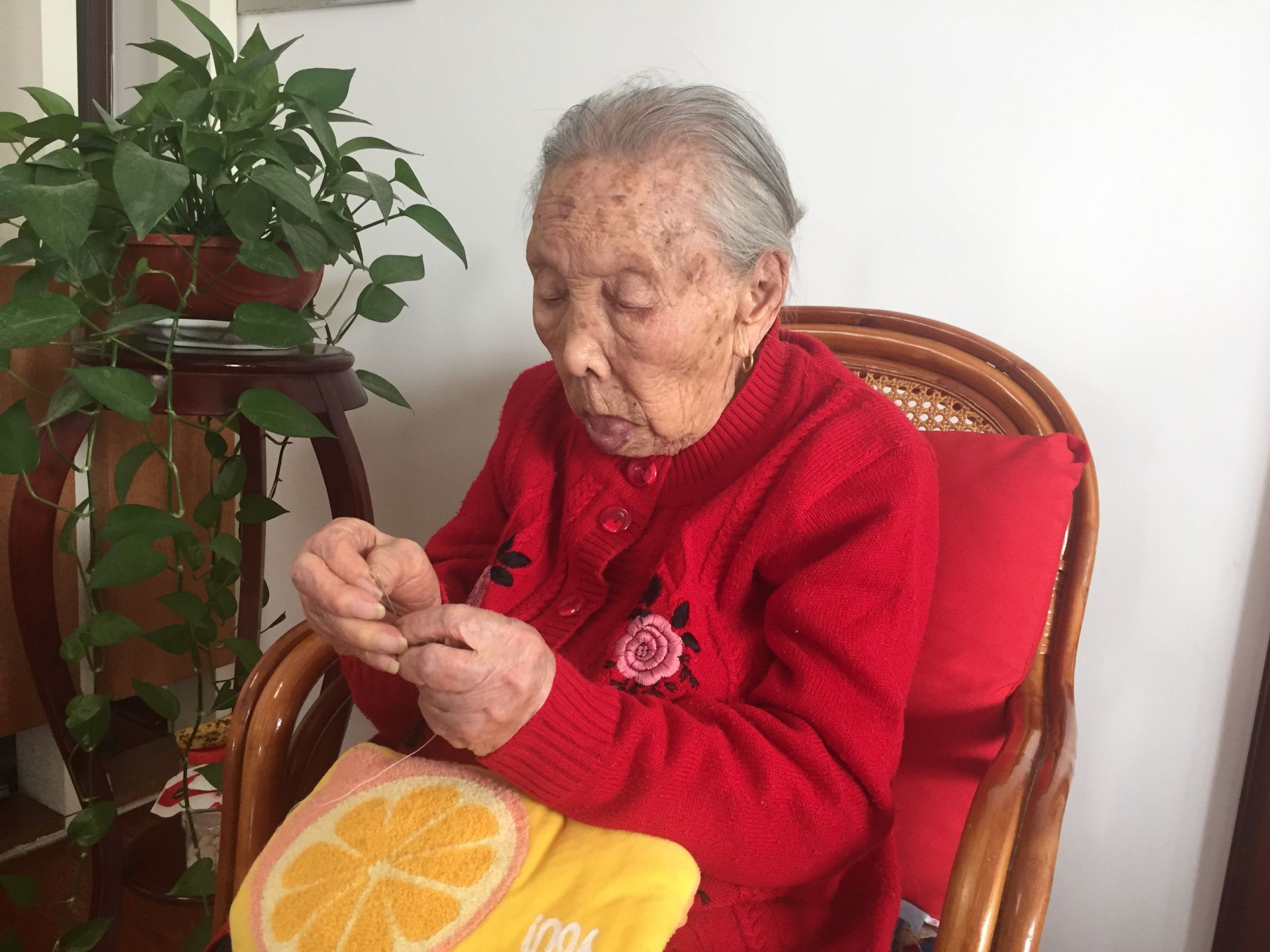 济宁107岁老人能穿针引线 