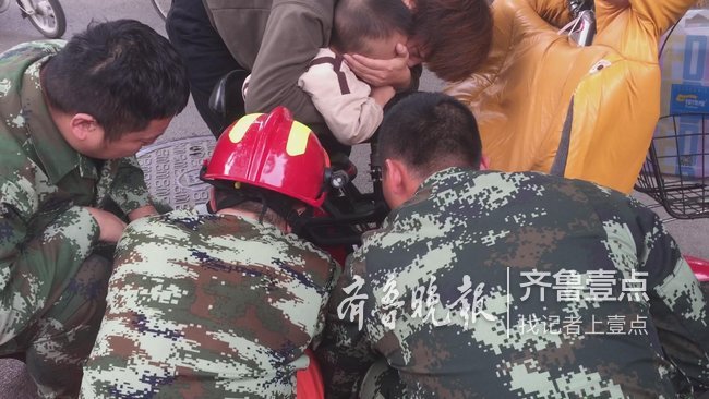 三岁小孩右脚卡进电动车，济宁消防拆车施救