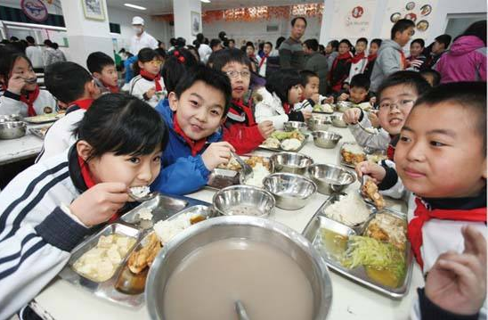 青岛明年力争校校有食堂 安排专项资金给予补助(图)