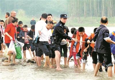 上游泄洪 被困小岛800余师生获救