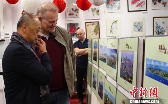 中国(福建)图书展销会暨“清新福建”图片展在莫斯科举行