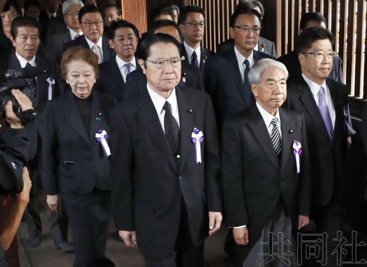 安倍内阁7名成员参拜靖国神社，正职阁僚未参加