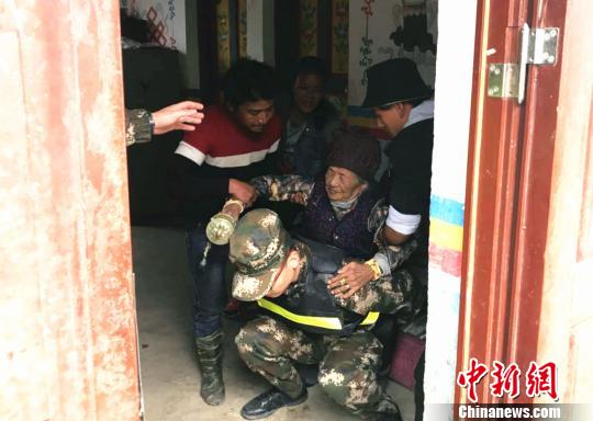 西藏雅鲁藏布江堰塞湖受影响群众万余人