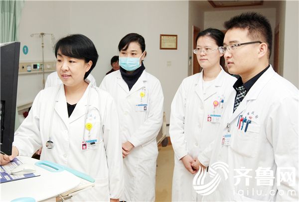 初晓霞（右四）与团队讨论患者病情