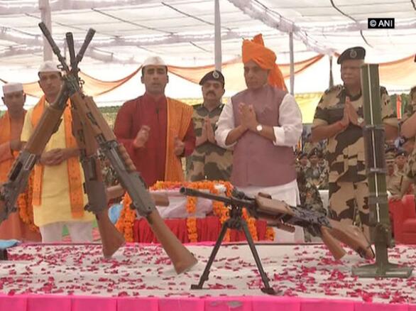 印度内政部长辛格出席边境安全部队活动 为一把机枪做祷告