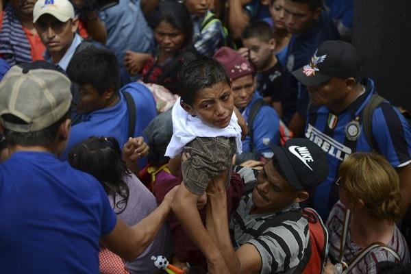 4000移民强势入境墨西哥 与警方起暴力冲突(图)