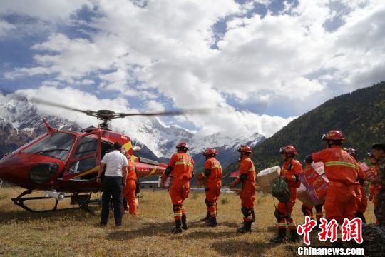 西藏消防向雅鲁藏布江堰塞湖加拉村投送救援物资