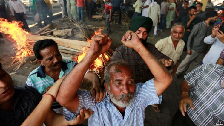 印度火车惨案死者亲人愤怒示威 铁路部门：我们没责任