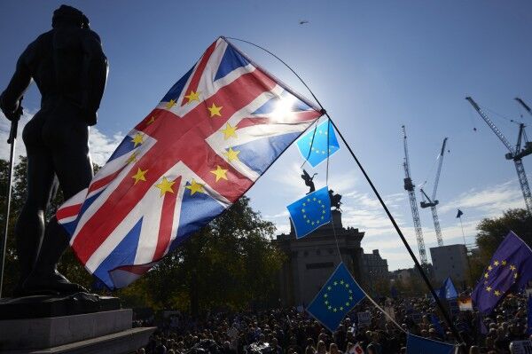 75万英国民众上街举行反脱欧游行 民众：对政府毫无信心
