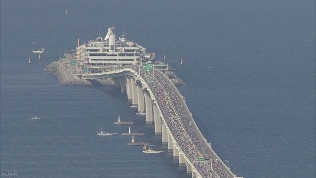 近两万人参加东京湾跨海大桥马拉松大会