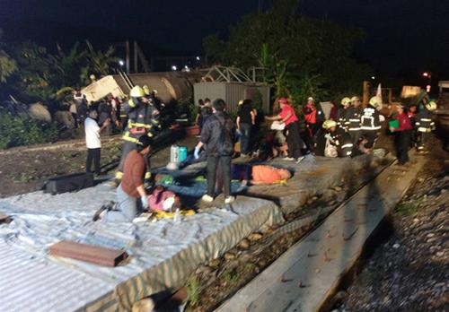台湾普悠玛列车翻覆证实3人死亡 仍有旅客被压