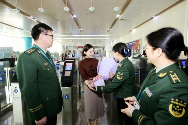 济南边检站年验放出入境旅客首次突破百万人次
