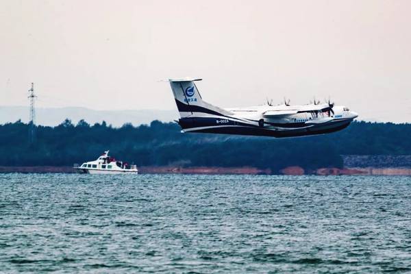“鲲龙”出水：AG600两栖飞机水上首飞成功