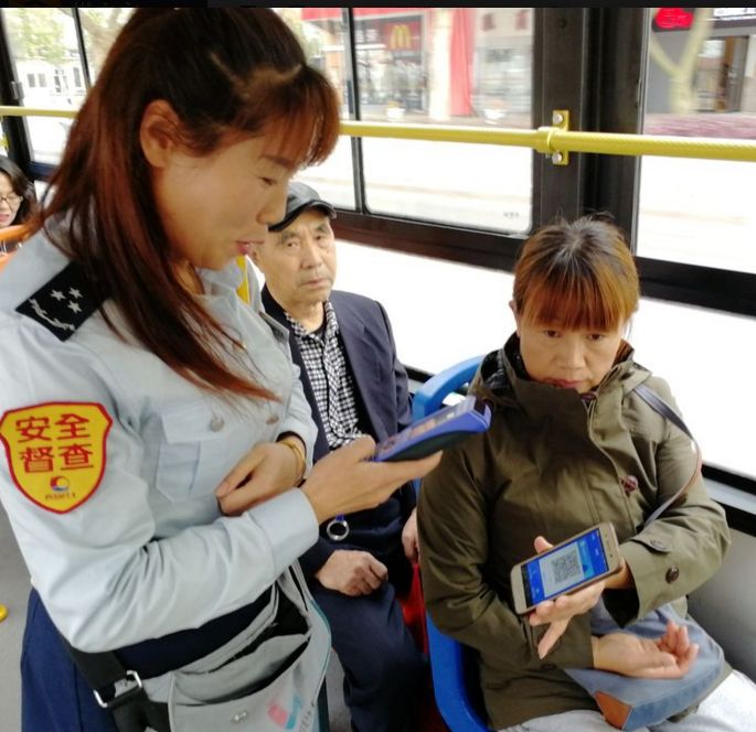 青岛有人售票公交可不用现金了 手机“滴”一下就好