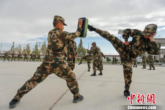 西藏武警某部新兵大队忙练兵
