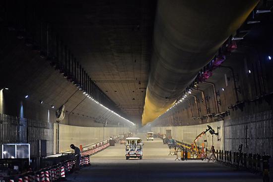 港珠澳大桥深40余米海底隧道 信号满格如何实现的