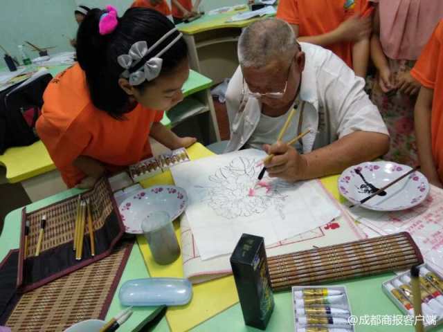 78岁独臂老人自学书画 12年花40万免费教3800个娃