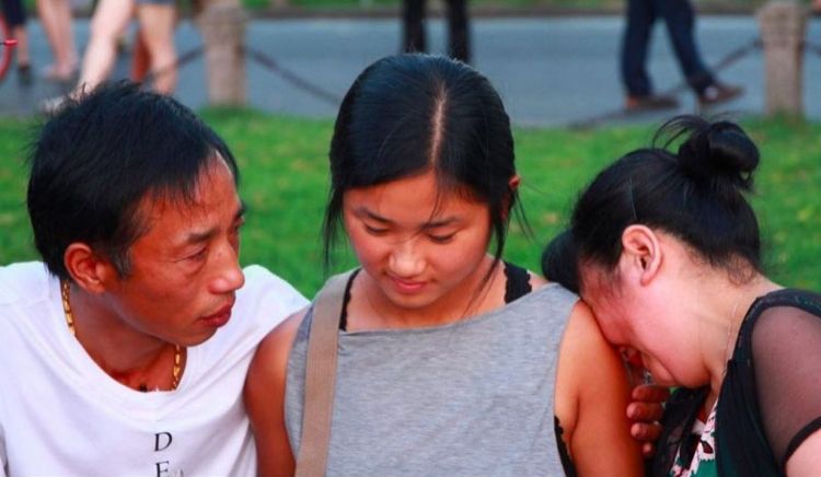 与亲生父母相认一年后，美籍华裔“断桥女孩”回到中国