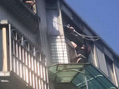 台湾女子遭锁家门外想爬阳台 被困4楼遮雨棚获救
